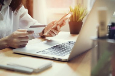 Kredi kartı ödeme online tutarak ve Web sitesi üzerinden alışveriş için smartphone kullanarak kadın. Kavramları kolaylık sağlamak için online alışveriş.