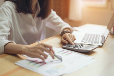 Ofis ve kullanım bilgisayar ve finansal muhasebe gerçekleştirmek için hesap makinesi iş kadını. Önceden bütçe planına.