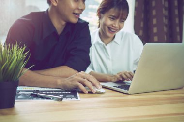 alan, ekip birlikte çalışma coworking. Modern çalışma masaları ve bilgisayarlar ve belgeleri, çalışmaya hazır cihazdır.