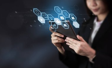 Tablet ve gösteri işareti teknoloji simgesi tutan iş kadın. Geleceğin teknolojisi kavramları.