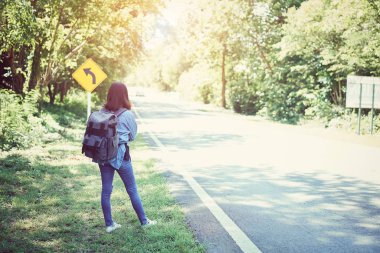 Güzel kadın sırt çantası rahatlatıcı yolda. Tatil zamanı ve yaz.