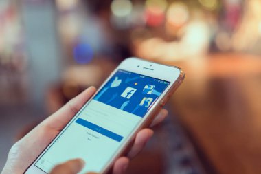 Bangkok, Tayland - 31 Temmuz 2018: el Facebook ekranı apple iphone6 üzerinde baskı yapıyor, sosyal medya paylaşım ve ağ bilgi için kullanıyorsanız.