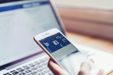 Bangkok, Tayland - 31 Temmuz 2018: el Facebook ekranı apple iphone6 üzerinde baskı yapıyor, sosyal medya paylaşım ve ağ bilgi için kullanıyorsanız.