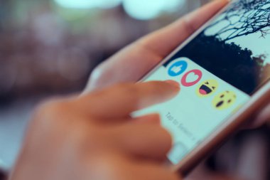 Bangkok, Tayland - 31 Temmuz 2018: el Facebook ekranı apple iphone6 üzerinde baskı yapıyor, sosyal medya paylaşım ve ağ bilgi için kullanıyorsanız.