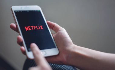 Bangkok, Tayland - 30 Temmuz 2018: kadınlar akıllı telefonun ekranında Netflix app kullanın. Netflix Tv olay ve film izlemek için bir uluslararası önemli abonelik hizmetidir.