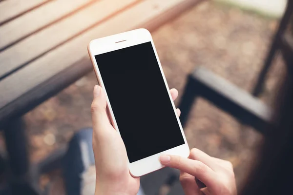 Mujer Usando Teléfono Inteligente Pantalla Blanco Pantalla Para Los Gráficos — Foto de Stock