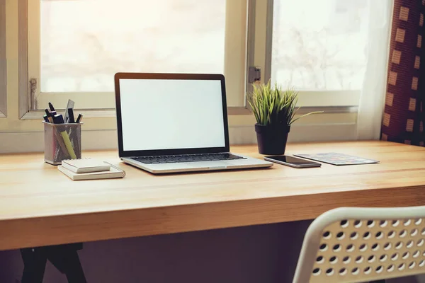 Ordenador Portátil Mesa Fondo Sala Oficina Para Montaje Pantalla Gráfica — Foto de Stock