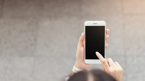 Vista Superior Mujer Sosteniendo Teléfono Inteligente Pasarelas Áreas Públicas Concepto —  Fotos de Stock