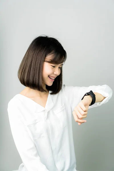 Mujer Que Utiliza Reloj Digital Pantalla Tecnología Avanza Comunicación Esta —  Fotos de Stock
