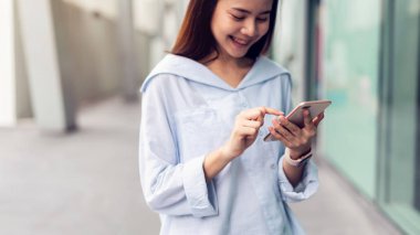 Boş zamanlarında akıllı telefon kullanan bir kadın. Telefonu kullanma konsepti günlük hayatta gereklidir..