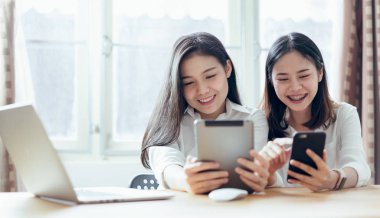 Smartphone ve tablet üzerinde internet yaşam biçimi kullanan kadın. Gelecek kavramı ve bilgilere kolay erişim için Internet eğilim.