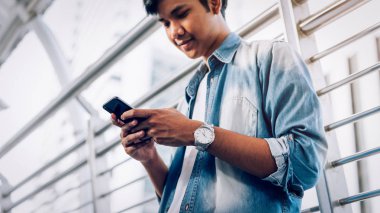 Bir smartphone tutan adam. cep telefonu üzerinde yaşam biçimi kullanarak. İletişim kavramı için teknoloji.