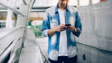 Bir smartphone tutan adam. cep telefonu üzerinde yaşam biçimi kullanarak. İletişim kavramı için teknoloji.