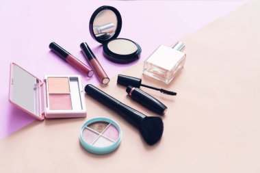 Kadar boş etiket paketi pastel arka plan üzerinde kozmetik krem şişe sahte. Doğal güzellik ürünleri kavramı.