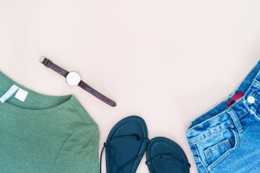 düz lay kadın giysi ve aksesuarları ile ayakkabı, saati ayarla. Trendy moda kadın arka plan.