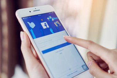 Bangkok, Tayland - 04 Ocak 2019: el Facebook ekranı apple iphone6 üzerinde baskı yapıyor, sosyal medya paylaşım ve ağ bilgi için kullanıyorsanız.