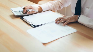 Belge ve bilgilerin doğruluğunu kontrol ofisinde çalışan iş adamı.