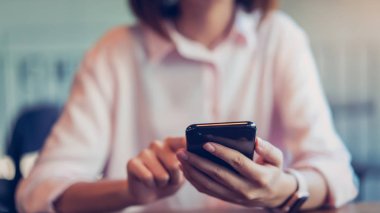 bir akıllı telefon, boş ekran, sahte tutan kadın. cep telefonu üzerinde kafe kullanarak. İletişim kavramı için teknoloji.