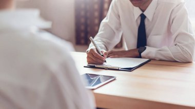 Formu gönder resume işveren iş başvurusu gözden geçirmek için yazma iş adamı. Şirketin iş konumu ile aynı fikirde olmak için yetenek kavramı sunar.