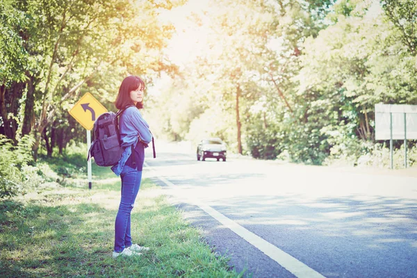 Mochila Bela Mulher Relaxante Estrada Tempo Férias Verão — Fotografia de Stock