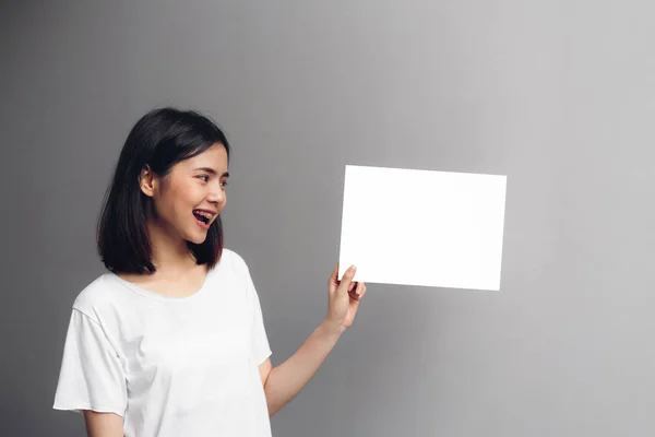 Mujer Joven Sosteniendo Cartel Blanco Para Texto Sobre Fondo Blanco — Foto de Stock