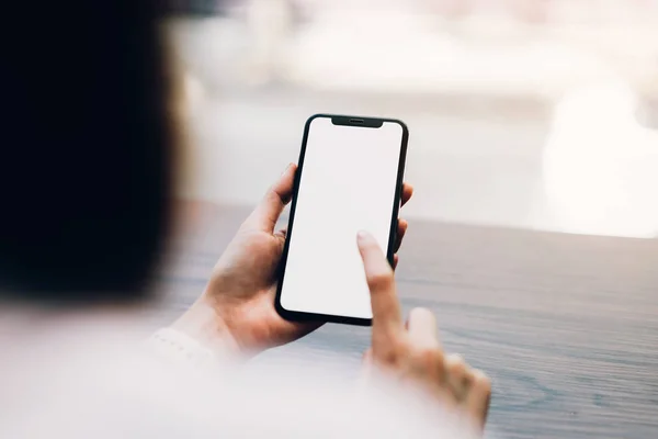 Primer Plano Mujer Sosteniendo Teléfono Inteligente Maqueta Pantalla Blanco Usando — Foto de Stock