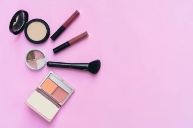 Kadar boş etiket paketi pastel arka plan üzerinde kozmetik krem şişe sahte. Doğal güzellik ürünleri kavramı.