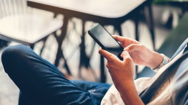 Smartphone, serbest zaman sırasında kullanan adam. Telefonu kullanarak kavramı günlük yaşamda esastır.