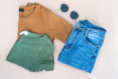 kadın giysileri yat ve aksesuarları gözlük ile ayarlayın. Trendy Moda kadın arka plan.