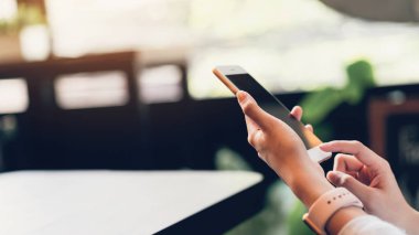 Boş zamanlarında akıllı telefon kullanan bir kadın. Telefonu kullanma konsepti günlük hayatta gereklidir..