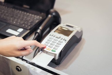 Nakit kullanmadan satın almak teknoloji kavramı. El kullanım kredi kartı ödemek için makine swiping yakın çekim.