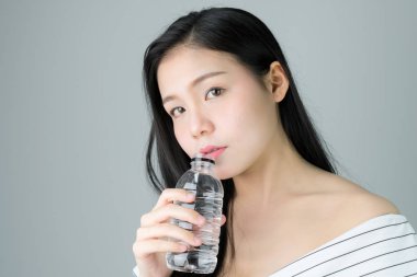 kadın cilt güzellik ve sağlık, içme suyu temiz bir şişe. Cilt pürüzsüz ve güzel. Beyaz arka plan üzerinde sağlıklı kadın kavramı.