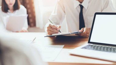 Laptop tasarım fikirleri toplantıda birlikte çalışma iş adamları. Vintage sesi.