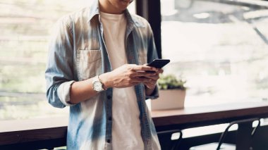 Smartphone, serbest zaman sırasında kullanan adam. Telefonu kullanarak kavramı günlük yaşamda esastır.