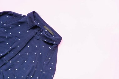 kadın giysi ve aksesuarları düz lay ayarlayın. Trendy moda kadın arka plan.