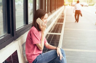 Kadınlar Smartphone'da konuşuyor ve teknoloji yaşam tarzı kolaylaştırır.