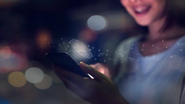 Kadın eli smartphone erişmek onay için Biyometrik parmak izi tarıyor. Elektronik cihazlar kullanarak tehlikesi kavramı önemlidir.