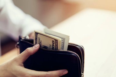 M-cüzdana 100 dolar faturaları tutan el. Tarafından nakit harcama kavramı.