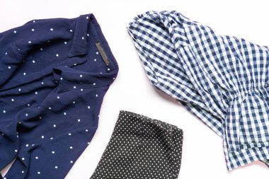 kadın giysi ve aksesuarları düz lay ayarlayın. Trendy moda kadın arka plan.