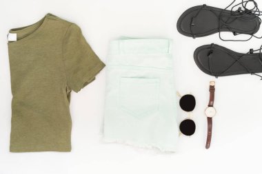 düz lay kadın giysi ve aksesuarları ile ayakkabı, saati ayarla. Trendy moda kadın arka plan.