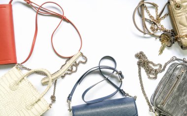 Kadın el çantası Seti düz yatıyordu. Trendy moda kadın arka plan.