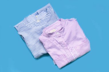 kadın giysi ve aksesuarları düz lay ayarlayın. Trendy moda kadın arka plan.