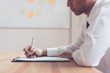 Formu gönder resume işveren iş başvurusu gözden geçirmek için yazma iş adamı. Şirketin iş konumu ile aynı fikirde olmak için yetenek kavramı sunar.