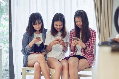 Oda tablo uygulaması için akıllı telefon kullanan kadın. Günlük yaşamda dijital teknoloji için kavramlar.