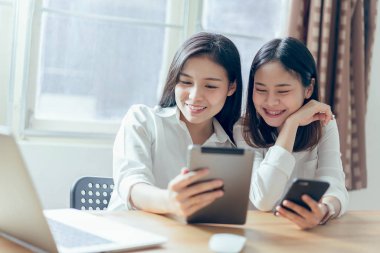 Smartphone ve tablet üzerinde internet yaşam biçimi kullanan kadın. Gelecek kavramı ve bilgilere kolay erişim için Internet eğilim.