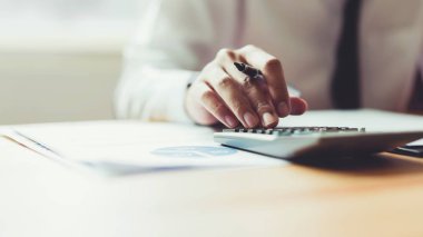 Belge ve bilgilerin doğruluğunu kontrol ofisinde çalışan iş adamı.