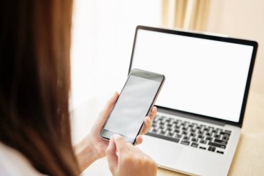 Oda tablo uygulaması için Smartphone ve dizüstü bilgisayar kullanan kadın. Günlük yaşamda dijital teknoloji için kavramlar.