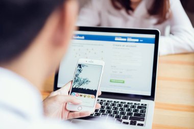 Bangkok, Tayland - 20 Mart 2019: Kadınlar apple macbook pro giriş ekranı Facebook simgeleri kullanın. dünyanın en büyük ve en popüler sosyal ağ sitesi.