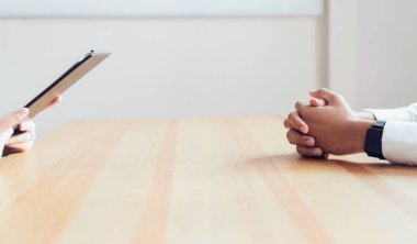 Ellerini masanın üzerine işadamı. Ve tablet tutan kadın. Çalışma hızı ve modern teknoloji kavramı.