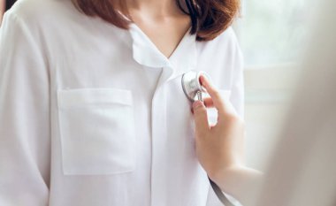 Doktor stetoskop bir hasta hasta muayene için kullanıyor. Kalp hastalığı olan hastalar için kalp atışını duymak.